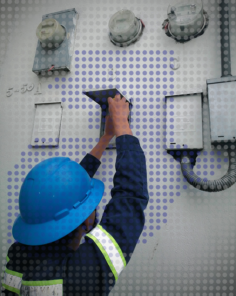 Foto trabajador electricidad alcance